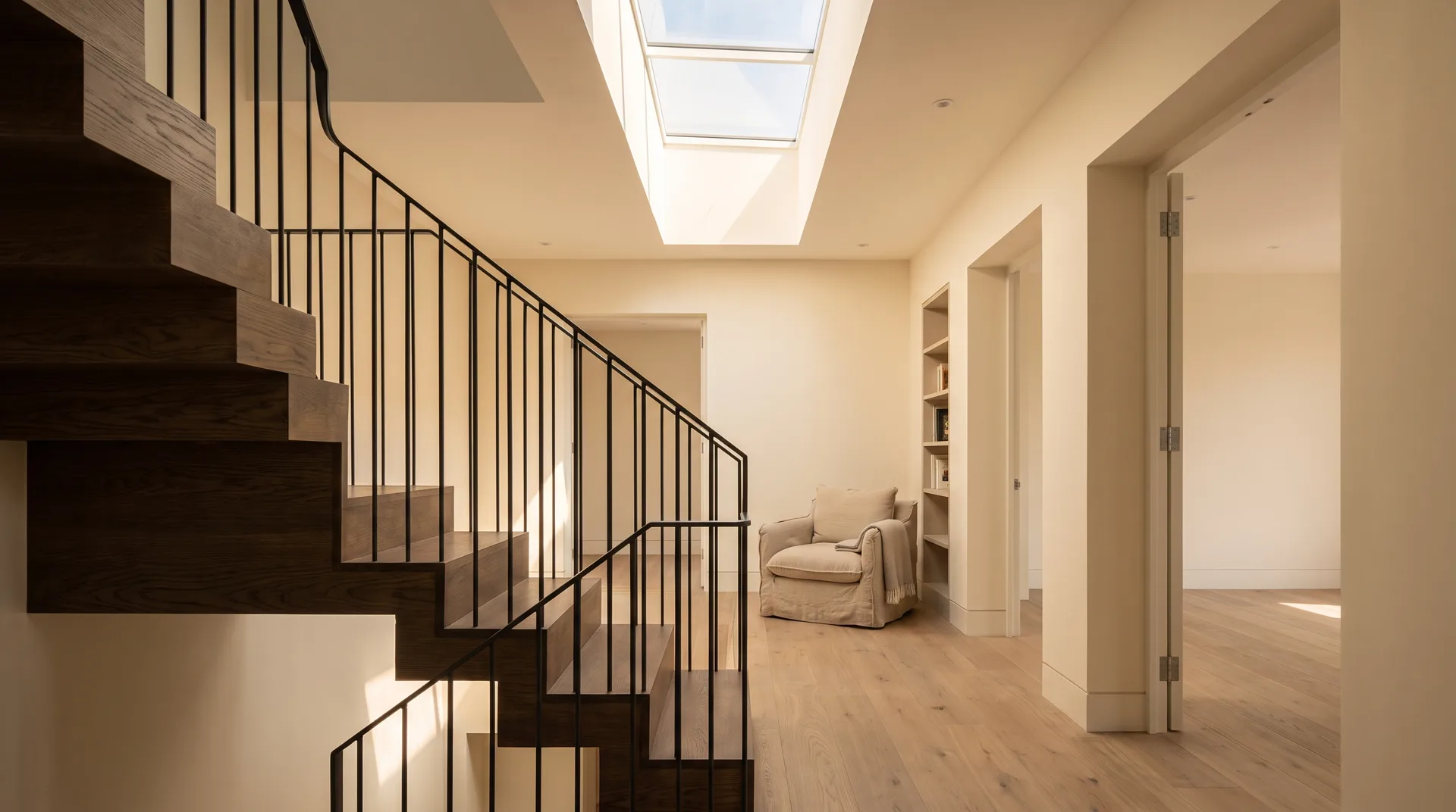 Treppe zur Galerie unter Oberlicht